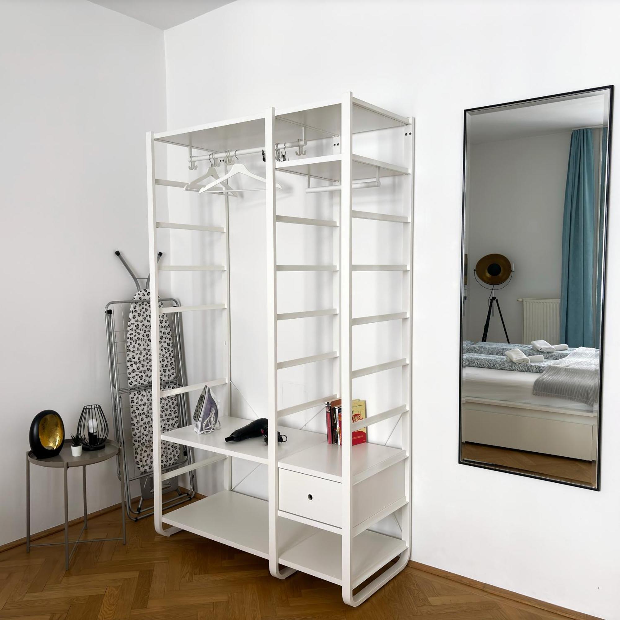 Central Mariahilfer Apartment 5 Min To The Schoenbrunn Palace And City Shopping Center Viena Exterior foto